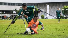 Timnas Sepak Bola Amputasi Indonesia atau Garuda INAF (Indonesia Amputee Football) melakukan latihan persiapan menjelang Kualifikasi Piala Dunia Amputasi 2022 di Bangladesh. (Bola.com/Bagaskara Lazuardi)