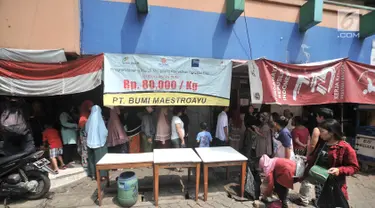 Warga antre membeli sembako murah dengan KJP di Pasar Blok G Tanah Abang, Jakarta, Selasa (11/12). Warga sangat antusias memanfaatkan KJP untuk membeli sembako murah karena harga yang lebih murah dari pasar. (Merdeka.com/Iqbal S. Nugroho)