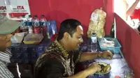 Meski tampilannya sangat sederhana, Wali Kota Semarang Hendrar Prihadi terpikat dengan menu masakan warung ini, terutama sambal terasinya. (foto : Liputan6.com / edhie prayitno ige)