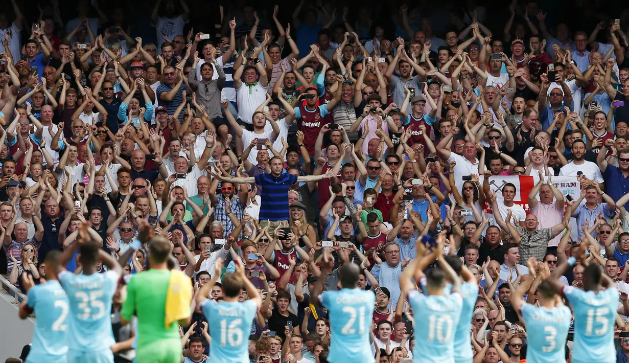 Pemain Wes Ham merayakan kemenangan atas Arsenal bersama pendukungnya dalam pertandingan di Stadion Emirates, London. Minggu (9/8/2015). (Reuters/Eddie Keogh)
