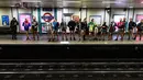 Sejumlah peserta saat menunggu kereta api saat berpartisipasi dalam "No Pants Subway Ride" di stasiun utama kereta api Paddington, London, (10/1/2016). Acara ini dimulai pada tahun 2002 dengan peserta hanya tujuh orang. (AFP PHOTO/LEON Neal)