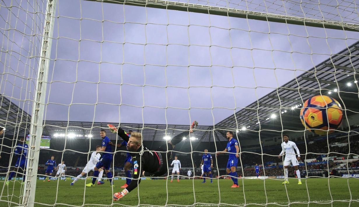Pemain Swansea City, Alfie Mawson, (kiri) mencetak golnya ke gawang Leiester City pada lanjutan Premier League di Liberty Stadium, Swansea, Wales,  (12/2/2017). Swansea menang 2-0. (Nick Potts/PA via AP)