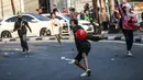 Massa melemparkan batu ke arah polisi saat bentrok di kawasan Pejompongan, Jakarta, Rabu (7/10/2020). Belum bisa dipastikan apakah aksi tersebut berkaitan dengan isu aksi penolakan pengesahan UU Omnibus Law Cipta Kerja. (Liputan6.com/Faizal Fanani)