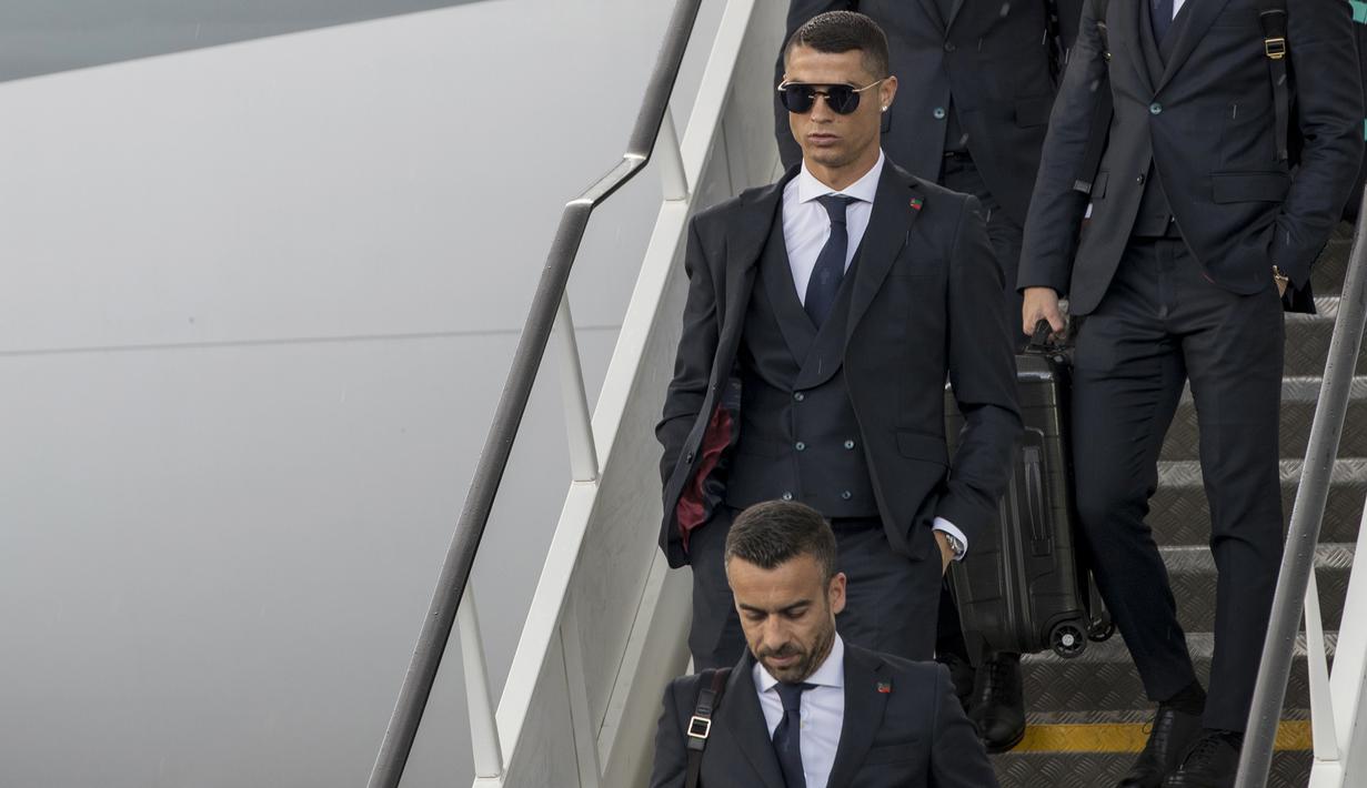 Bintang Portugal, Cristiano Ronaldo, saat tiba di Bandara Zhukovsky, Moskow, Sabtu (9/6/2018). CR 7 akan berjuang bersama Portugal pada ajang Piala Dunia 2018 Rusia. (AFP/Yuri Kadobnov)