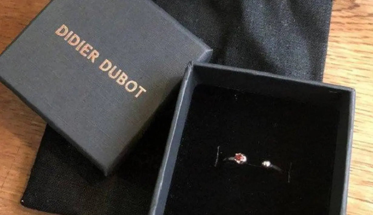 Beberapa waktu lalu, Suzy memberikan sebuah hadiah kepada penggemarnya yang beruntung. Tak hanya sekedar merchandise, ia memberikan hadiah cincin dari merek perhiasan ternama. (Foto: Allkpop.com)