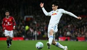 Gelandang Leeds United asal Jepang, Ao Tanaka, mengontrol bola saat menghadapi Manchester United di Old Trafford, 13 April 2026. (Paul ELLIS / AFP)