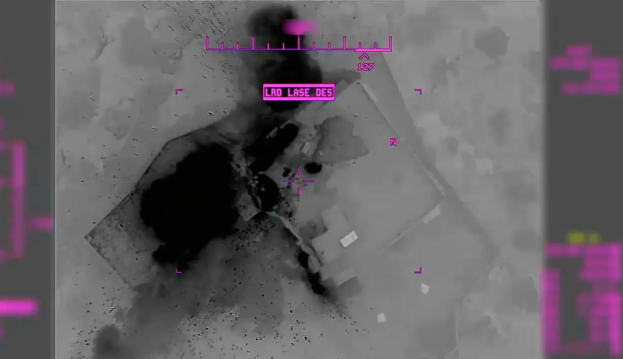 Gambar dari video yang dirilis Departemen Pertahanan AS pada 30 Oktober 2019 menunjukkan penggempuran rumah persembunyian pemimpin ISIS Abu Bakr al-Baghdadi. Tempat persembunyian Baghdadi dibombardir oleh amunisi militer AS usai operasi penyerbuan selesai dilakukan. (Department of Defense via AP)