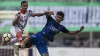 Striker PSIS, Hari Nur Yulianto, berebut bola dengan gelandang Martapura FC, Gideon Huwae, pada laga perebutan tempat ketiga Liga 2 di Stadion GBLA, Bandung, Selasa (28/11/2017). PSIS menang 6-4 atas Martapura FC. (Bola.com/Vitalis Yogi Trisna)