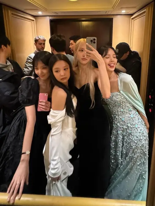 Jennie pun berfoto bersama ketiga member lainnya, yang sama-sama tampil dengan gaun bak princessnya. [@roses_are_rosie]