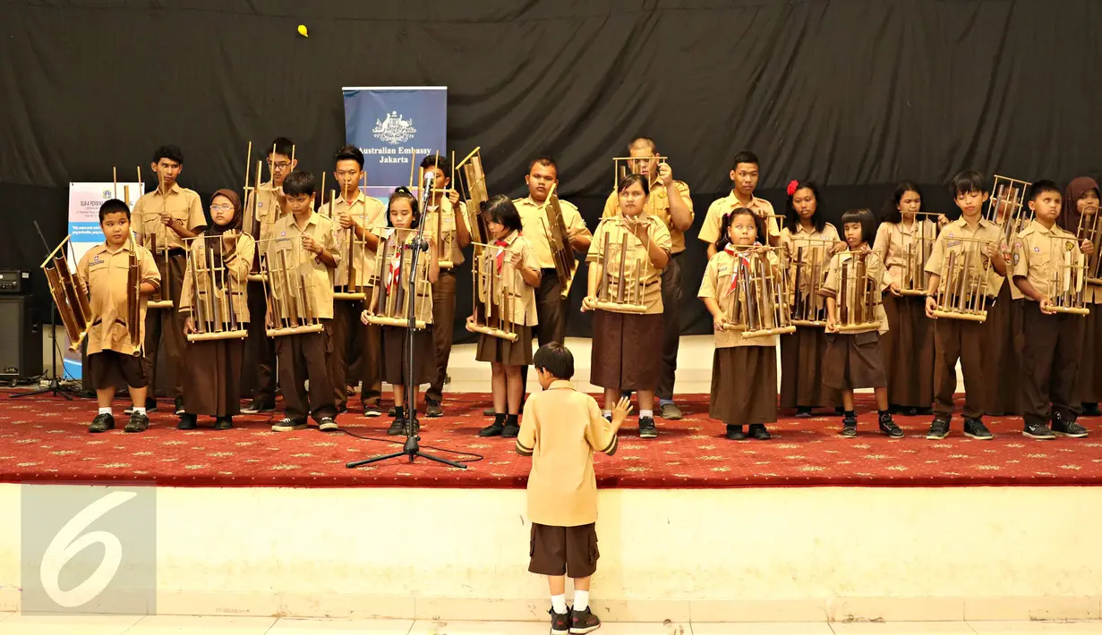Para murid berkebutuhan khusus saat menampilkan pertunjukan musik di SLB A Pembina, Jakarta, Rabu (2/12). Acara tersebut diadakan dalam rangka perayaan Hari Internasional Orang dengan Disabilitas. (Liputan6.com/Immanuel Antonius)