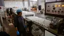 Pabrik ini juga menghadapi keterbatasan operasional karena kekurangan bahan bakar dan listrik serta tenaga kerja secara drastis. Tampak dalam foto, seorang karyawan Palestina memeriksa kue manis khas lokal yang dikenal sebagai "al-Shatwi" (kue musim dingin) Crimbo, saat pabrik Al-Arees secara bertahap melanjutkan produksinya setelah terhenti akibat perang, di Deir al-Balah, Jalur Gaza tengah pada 12 Januari 2026, (Bashar Taleb/AFP)