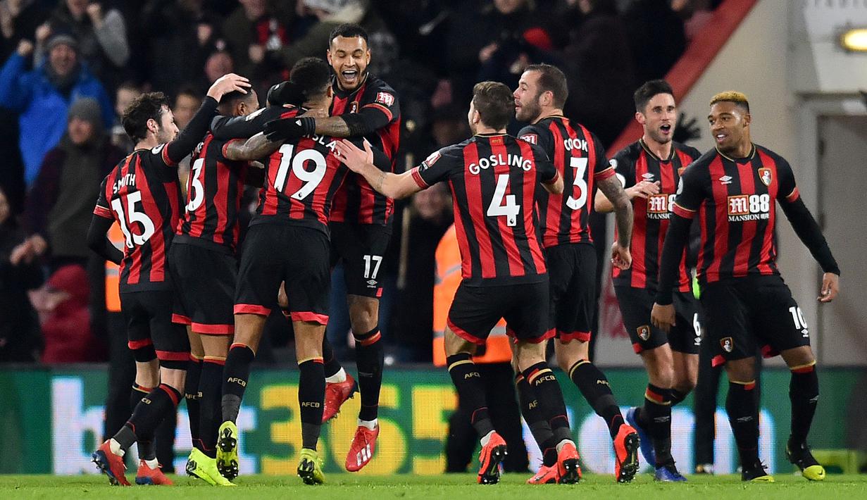 Selebrasi pemain Bournemouth atas gol pertama pada laga lanjutan Premier League yang berlangsung di stadion Dean Court, Bournemouth, Kamis (31/1). Bournemouth menang 4-0 atas Chelsea. (AFP/Glyn Kirk)