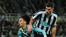 Pemain Newcastle United Fabian Schar (kanan) berebut bola dengan pemain Southampton Samuel Edozie (kiri) pada pertandingan sepak bola semifinal Piala Liga Inggris di Stadion St James's Park, Newcastle, Inggris, 31 Januari 2023. Newcastle United mengalahkan Southampton dengan skor 2-1 dan berhasil melenggang ke final Piala Liga Inggris. (Paul ELLIS/AFP)