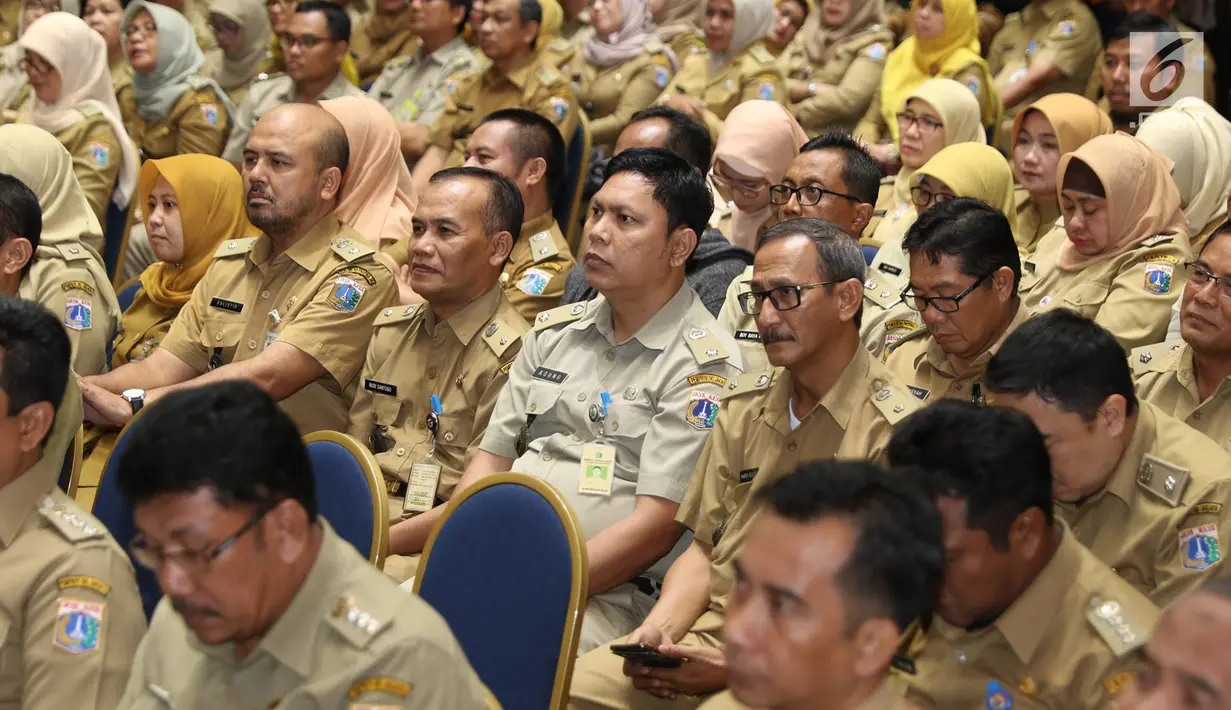Sejumlah walikota, camat dan lurah menghadiri pengarahan yang diberikan Gubernur dan Wakil Gubernur DKI Jakarta, Anies Baswedan dan Sandiaga Uno di Balai Kota DKI Jakarta, Senin (13/11). (Liputan6.com/Immanuel Antonius)