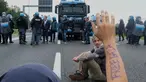 Demonstran pro-Palestina duduk di jalan lingkar Milan dalam aksi protes sebagai bagian dari pemogokan umum nasional yang diserukan oleh berbagai serikat pekerja untuk memprotes situasi di Gaza, di Milan, Italia, Jumat 3 Oktober 2025. (AP Photo/Luca Bruno)