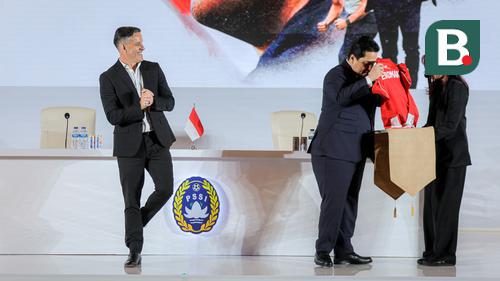 Foto: Ajak Keluarga, John Herdman Resmi Diperkenalkan Sebagai Pelatih Baru Timnas Indonesia