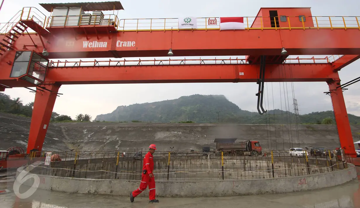 Pekerja beraktivitas di sekitar proyek pembangkit listrik tenaga air (PLTA) Jatigede, Sumedang, Jawa Barat, Kamis (6/4). Diperkirakan PLTA ini sudah dapat beroperasi pada 2019. (Liputan6.com/Immanuel Antonius)