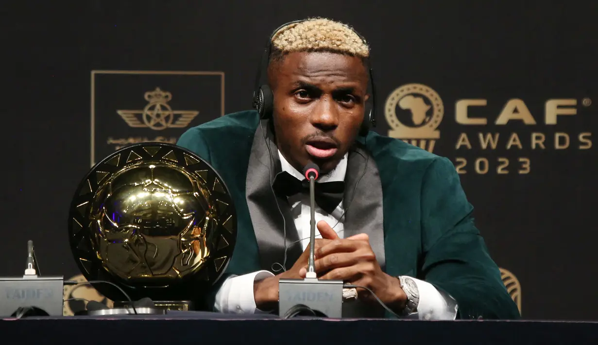 <p>Pemain Nigeria, Victor Osimhen memberikan keterangan setelah mendapatkan penghargaan pemain terbaik Afrika 2023 dari Konfederasi Sepak Bola Afrika (CAF) pada acara yang berlangsung di Marrakesh, Maroko, Selasa 12 Desember 2023. Osimhen mengaku bahwa penghargaan ini merupakan impiannya yang menjadi kenyataan. Ia juga menyampaikan rasa terima kasih kepada federasi yang telah mendukungnya. (AFP/STR)</p>