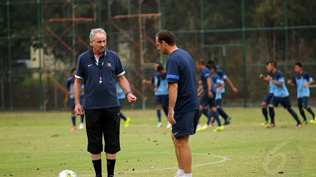 Pemain Timnas U19 Indonesia Berlatih Bersama Seniornya