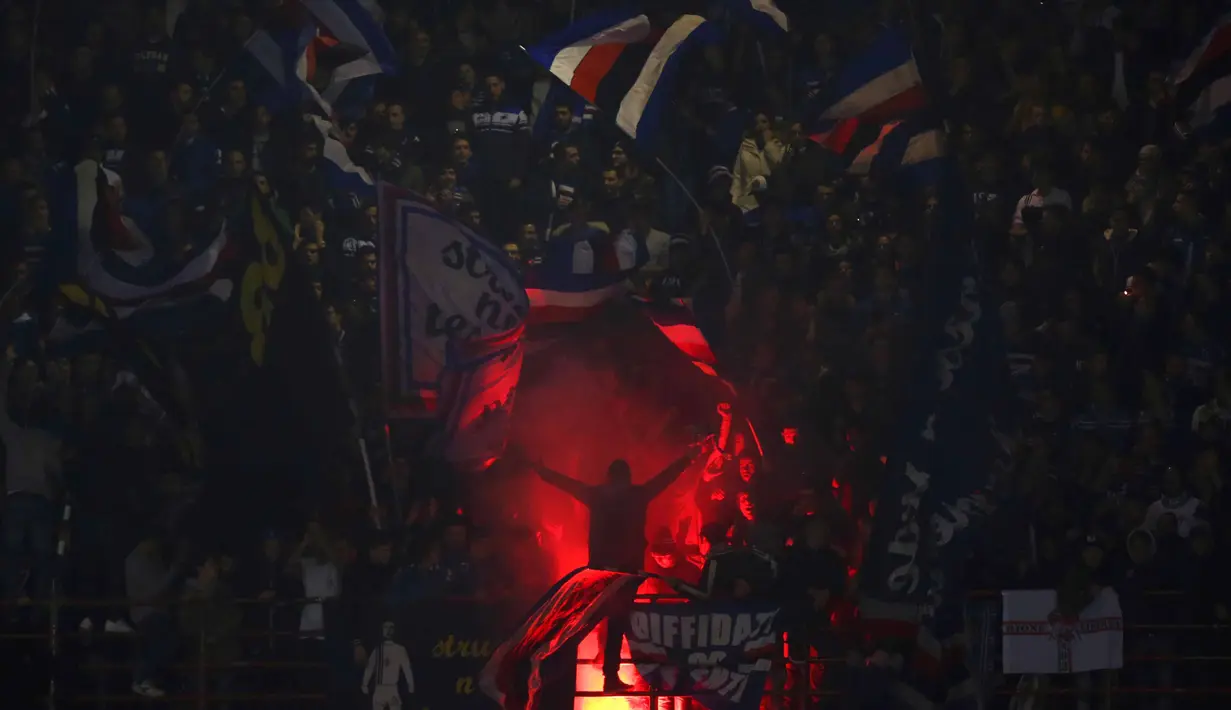Suporter Sampdoria beraksi saat timnya kalah melawan Juventus ada lanjutan Liga Italia Serie A di Stadion Marassi, Genoa, Senin (11/1/2016) dini hari WIB. (AFP Photo/Marco Bertorello)