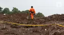 Tim SAR berusaha mencari sisa korban tanah longsor akibat gempa Cianjur di kawasan Cugenang, Kabupaten Cianjur Jawa Barat, Jumat (25/11/2022). Upaya pencarian korban terpaksa dihentikan sementara akibat hujan. (Liputan6.com/Helmi Fithriansyah)