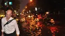 Salah satu warga asing tersenyum saat melintasi kawasan Kemang yang dilanda banjir pada Senin, (11/8/2014). (Liputan6.com/Miftahul Hayat)