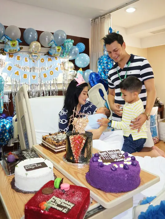 Dari pernikahan itu, Titi Kamal dan Christian Sugiono dikaruniai dua anak berjenis kelamin laki-laki. (Foto: instagram.com/titi_kamall)