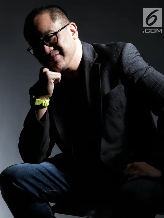 CEO DigiAsia Bios Alexander Rusli saat sesi foto di kantor KLY, Jakarta, Senin (3/12). Eks CEO Indosat Ooredoo ini  berbagi ilmu bisnis dunia digital yang sangat cepat dari tradisional ke digital ini membangun budaya baru. (Liputan6.com/Herman Zakharia)