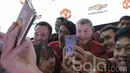 Legenda Manchester United (MU), Denis Irwin, foto bersama Fans di Lotte Shopping Avenue, Jakarta, Jumat (17/03/2017). Legenda Setan Merah secara khusus datang untuk menemui penggemar setia di Tanah Air. (Bola.com/M Iqbal Ichsan)