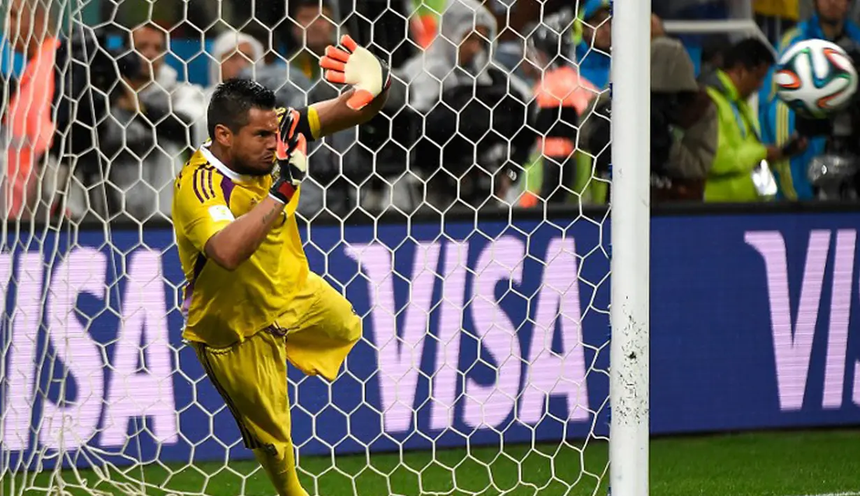 Kiper Argentina, Sergio Romero menyelamatkan gawangnya saat adu pinalti di Semi Final World Cup 2014 melawan Belanda di The Corinthians Arena, Sao Paulo pada 9 Juli 2014. (AFP Photo/Odd Andersen)