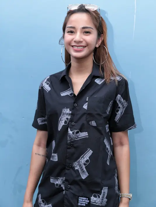 "Enggak, enggak dari kalangan artis. Cuman maksudnya aku emang kurang-kurang, gak tahu kalau nanti ada yang menarik ya, tapi sejauh ini aku kurang tertarik sama yang dari entertainment," ujar Kirana ditanya dari kalangan artis. (Adrian Putra/Bintang.com)