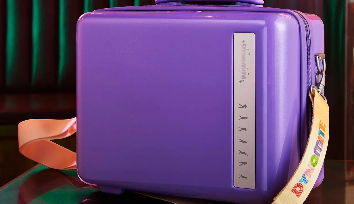 Koleksi kolaborasi ini terinspirasi dari lagu hit BTS yang berjudul 'Dynamite,' menghadirkan 7 produk, termasuk koper, tas selempang, dan aksesori perjalanan yang mencerminkan nuansa musik pop retro. Foto: Document/Samsonite Red.