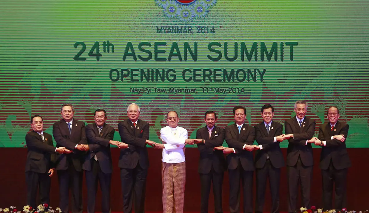 Presiden RI, Susilo Bambang Yudhoyono (kedua dari kiri) berpose bergandeng tangan bersama pemimpin negara-negara yang tergabung dalam ASEAN saat upacara pembukaan KTT ASEAN ke-24 di Naypyidaw. Myanmar, (11/5/2014). (REUTERS/Soe Zeya Tun)