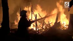 Puluhan rumah petak di kawasan Cilandak Jumat (18/8/2017) dini hari hangus terbakar.