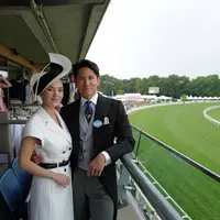 Anisha Rosnah dan Pangeran Mateen di Royal Ascot 2025. (dok. Instagram @tmski/https://www.instagram.com/p/DLLWQs0KW8C/)