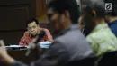 Terdakwa dugaan korupsi proyek e-KTP, Setya Novanto menyimak keterangan saksi Mirwan Amir pada sidang lanjutan di Pengadilan Tipikor, Jakarta, Kamis (24/1). Sidang menghadirkan lima saksi dalam proyek e-KTP. (Liputan6.com/Helmi Fithriansyah)