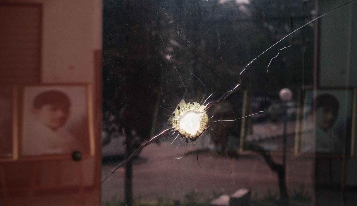 Tragedi Trisakti pada Mei 1998, merupakan salah satu momen paling krusial dalam sejarah politik di Indonesia. Tampak dalam foto, kaca yang terdapat bekas tembakan peluru dipajang di Museum Tragedi 12 Mei di kampus Universitas Trisakti, Jakarta pada 22 April 2026. (Yasuyoshi Chiba/AFP)