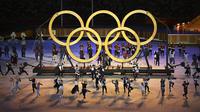 Para penari tampil di depan logo Olimpiade saat upacara pembukaan Olimpiade Tokyo 2020 di Olympic Stadium, Tokyo, Jepang, Jumat (23/7/2021). (Foto: AP/Pool/Dylan Martinez)