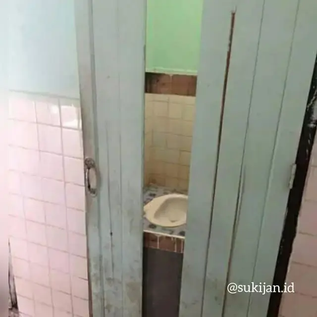 6 Potret Pintu Kamar Mandi Tidak Tertutup Sempurna Ini Bikin Tepuk Jidat