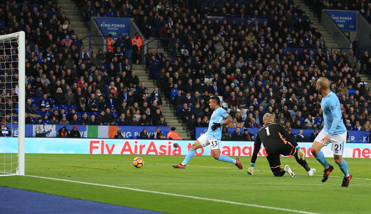 Striker Manchester City, Gabriel Jesus, mencetak gol ke gawang Leicester City pada laga Premier League di Stadion King Power, Sabtu (18/11/2017). Manchester City menang 2-0 atas Leicester City. (AFP/Lindsey Parnaby)