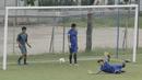 Kiper Timnas Indonesia, Rakasurya Handika, berusaha menghalau bola saat latihan di Lapangan ABC Senayan, Jakarta, Kamis (22/2/2018). Latihan ini dilakukan untuk persiapan Piala AFF U-18 2018 dan Piala Asia U-19 2018. (Bola.com/M Iqbal Ichsan)