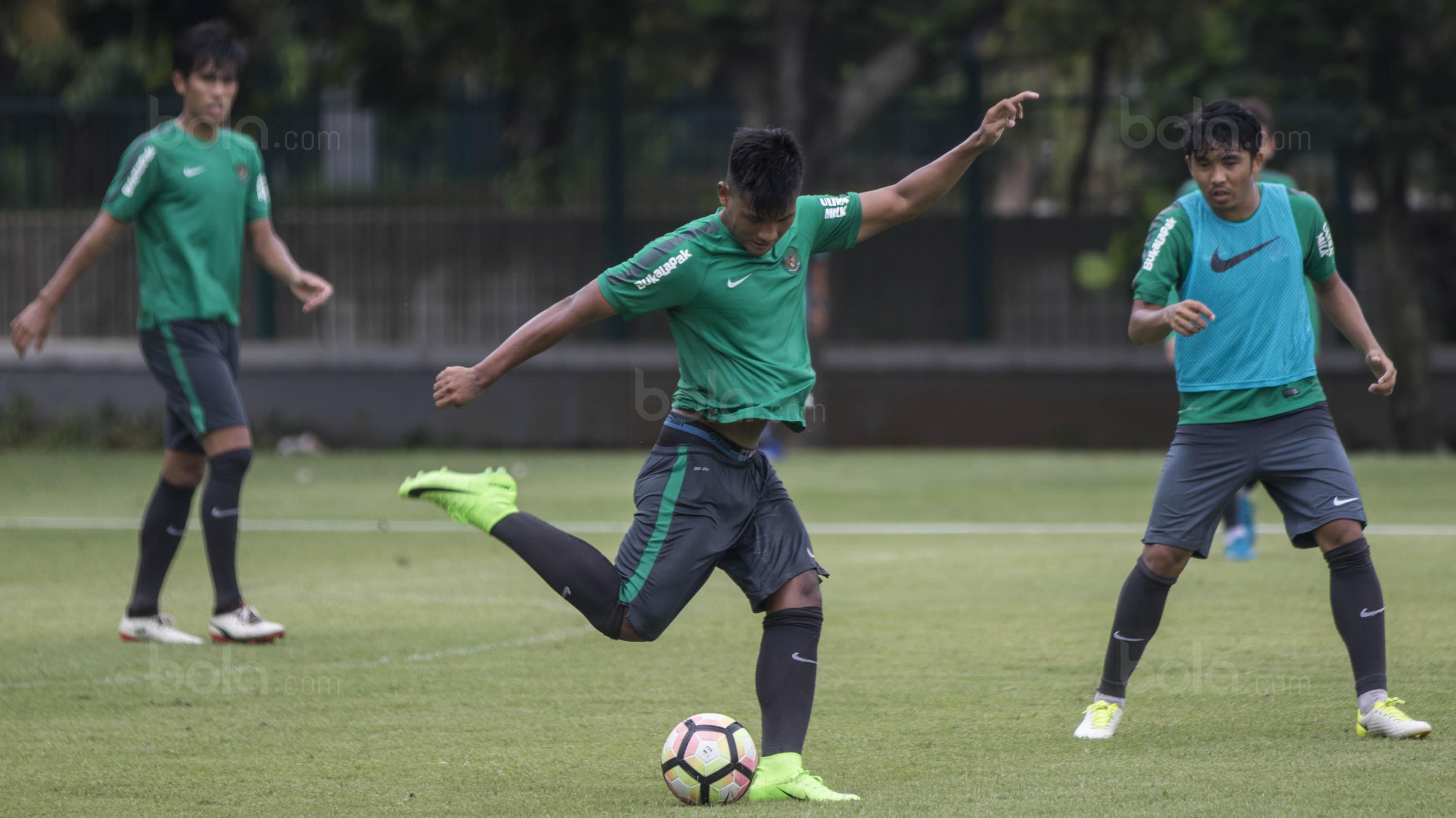 Latihan Timnas Indonesia di Lapangan ABC Senayan. (Bola.com/Vitalis Yogi Trisna)