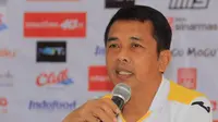 Jafri Sastra, pelatih Mitra Kukar saat sesi konferensi pers menjelang pertandingan Persib vs Mitra Kukar di Bandung, Jumat (9/10/2015). (Bola.com/Bagas Rahadyan)