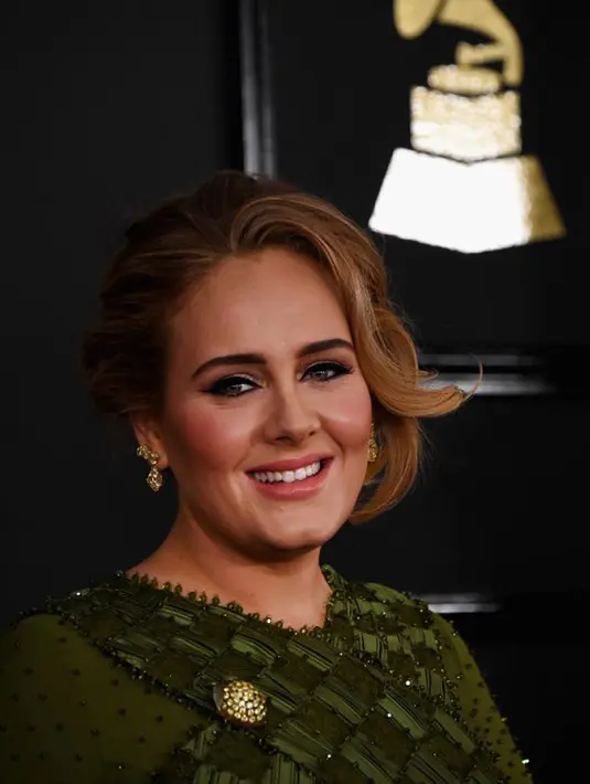 Bukan Adele memang kalau tidak melakukan hal aneh. Selain foto ini, terdapat beberapa kejadian aneh yang pernah dilakukannya. Salah satunya adalah ketika mematahkan piala Grammy menjadi dua bagian. (AFP/Bintang.com)
