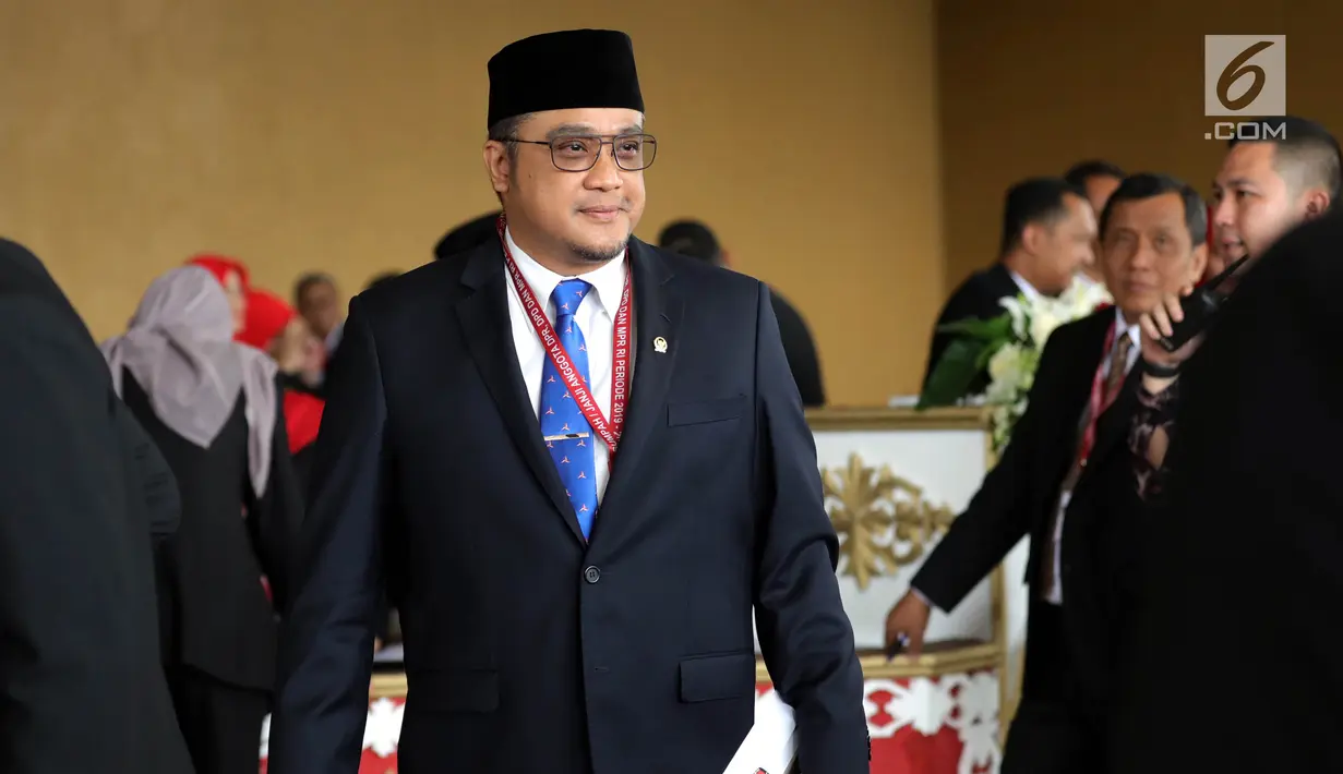 <p>Yusuf Macan Effendi atau yang dikenal Dede Yusuf menghadiri pelantikan anggota DPR RI di Kompleks Parlemen, Senayan, Jakarta, Selasa (1/10/2019). Di antara 575 anggota DPR terpilih, terdapat 14 artis yang menjadi wakil rakyat Indonesia. (Liputan6.com/Johan Tallo)</p>