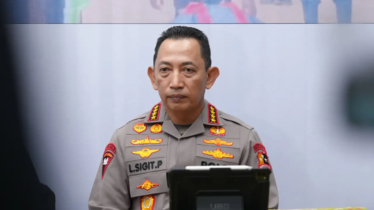 Kapolri Jenderal Listyo Sigit Prabowo di Posko Bandara Silangit, Sumatera Utara, Minggu (30/11/2025) malam (Liputan6.com/Reza Perdana)