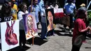 Terpidana mati asal Australia, Myuran Sukumaran membuat 4 lukisan menjelang eksekusi mati dirinya, Nusakambangan, Jawa Tengah, Selasa (28/4/2015). Lukisan tersebut sebagai kenangan-kenangan untuk keluarga Myuran Sukumaran. (Liputan6.com/Yoppy Renato)