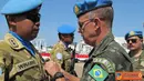 Citizen6, Haiti: Penyematan medali PBB kepada personel TNI Konga XXXII-A atau Indo Eng Coy dipimpin langsung oleh Force Commander MINUSTAH Mayor Jenderal Fernando Goulart di Lapangan Parade Bumi Garuda, Gonaives, Haiti. (Pengirim: Badarudin Bakri)