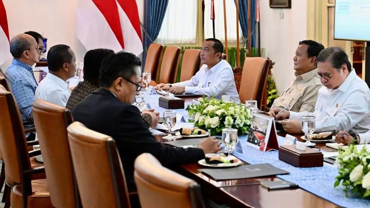 Presiden Prabowo Subianto memimpin rapat terbatas bersama sejumlah menteri Kabinet Merah Putih di Istana Merdeka, Jakarta.