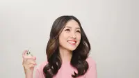 Ilustrasi menggunakan parfum. (c) makidotvn/Depositphotos.com